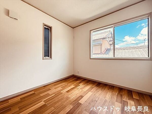 【4.5帖洋室】北側の洋室は、柔らかな自然光が差し込む落ち着いた空間。