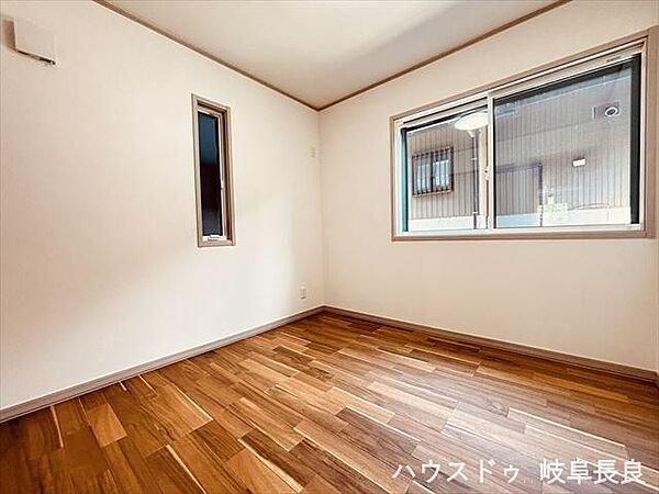 【1階4.5帖洋室】コンパクトなお部屋は、書斎や趣味部屋など多用途に活躍します。