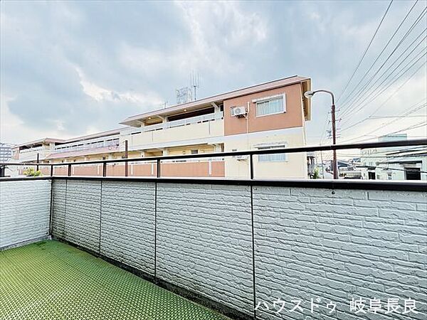 採光・通風に優れた南向きのバルコニーです♪明るい日差したっぷりなので、天気の良い日は気持ち良く洗濯物を干せますね！