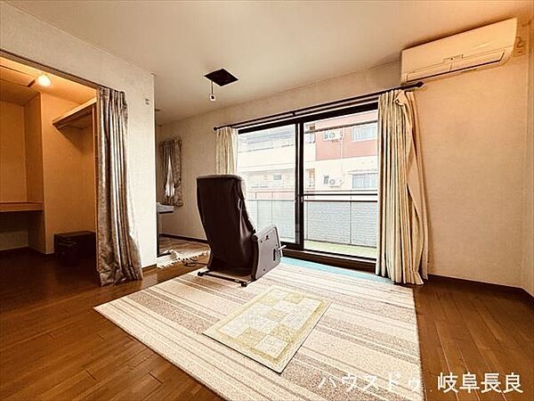 【南西洋室】南西側の居室になっています。一番広い居室ですので主寝室に最適です。窓があるので換気も良好です。