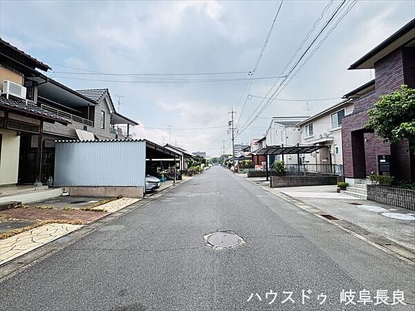 ≪北側東向き≫北側幅員約6.8mの道路に約13.70m、西側幅員約6.0mの道路に約17.30m接道しています。