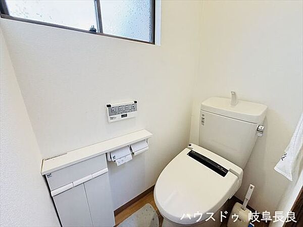 窓付きで換気がしやすく、明るく清潔なトイレです。トイレットペーパーや掃除用品の整理に便利な収納棚を完備。機能的でありながら、心地よく快適に使える空間です。