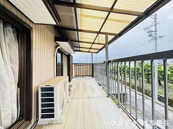 日当たりが良く、洗濯物を気持ちよく干せるバルコニーです。外の景色や風を感じながら、くつろぎのひとときを過ごせる、プライベートな屋外空間です。