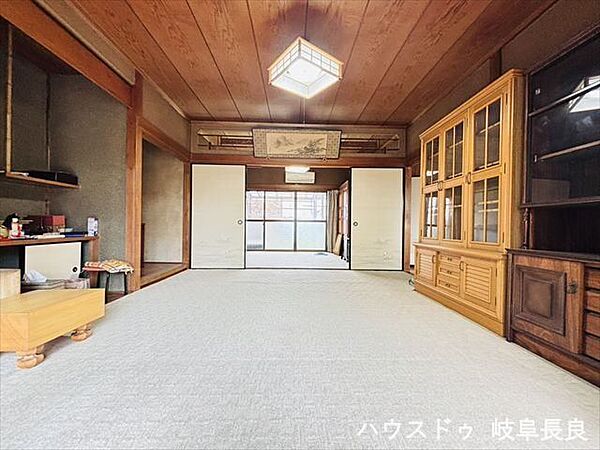 【1階北側8帖和室】故人を偲ぶ仏間が設けられた、格式と静けさを備えた和室です。客間として丁重なおもてなしを叶え、日常では心穏やかに過ごせる落ち着きある空間です。
