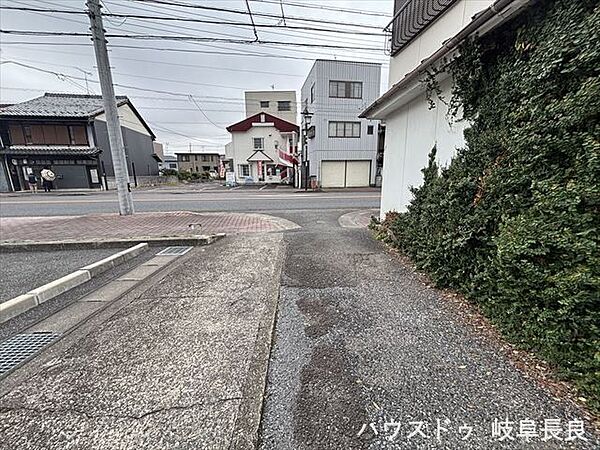 ≪東側南向き≫道路は少し狭いですが、交通量が少ないので静かな環境です。
