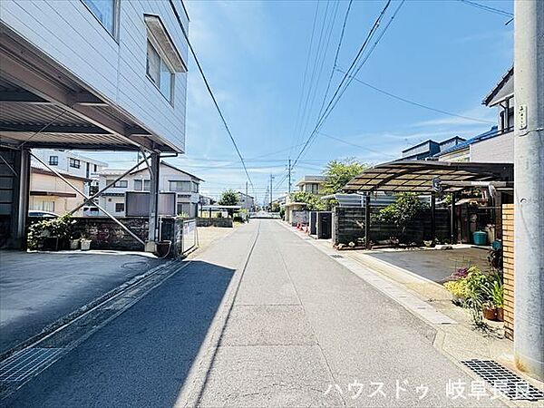 【南側前面道路西向き】