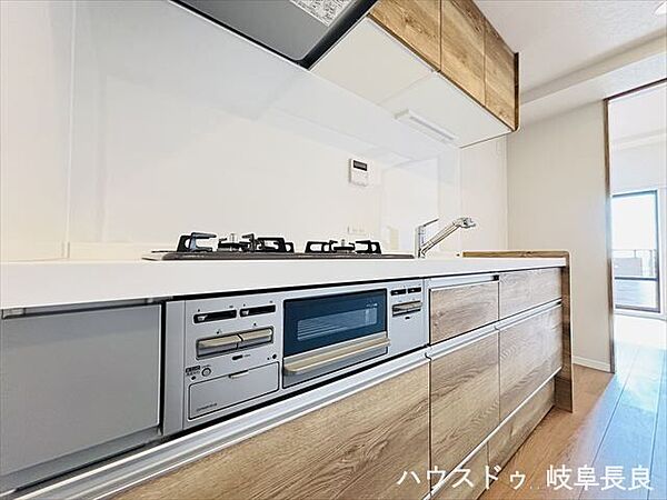 2025年にキッチン含む水回りや内装をリフォーム済でキレイな物件です。収納力も備え、すっきりとした空間を保てます。