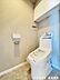 トイレ：上部戸棚にはトイレットペーパーのストックや掃除道具などを収納することで、すっきりと空間を保てます。