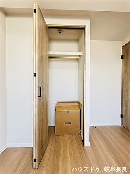 ≪4.9帖洋室≫ハンガーポール・枕棚付き。枕棚には鞄や帽子などの小物も整頓して置けますね。