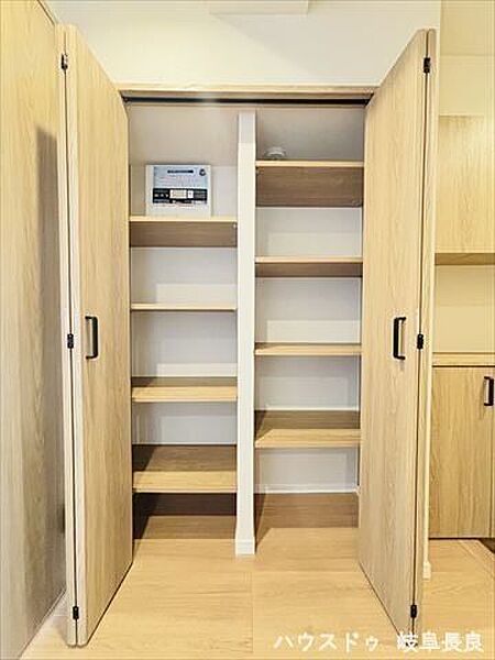 ≪玄関横≫玄関横に便利な収納スペースを設置。靴やアウトドア用品、日用品をすっきり収納できる使い勝手の良い空間です。