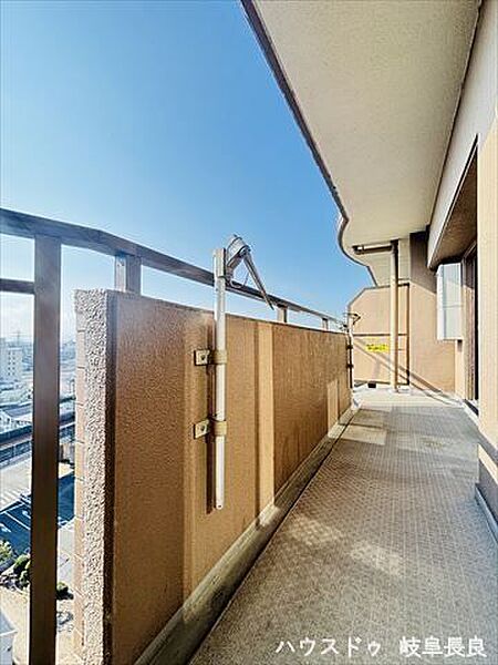 南向きならではの明るさが魅力のバルコニー。心地よい陽光を感じながら、ゆったりとした時間を過ごせます。