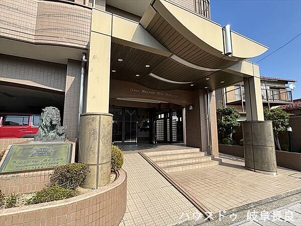スロープや目隠しや採光等、住民の方々が快適に過ごせるよう、安全上の設備や利便性が充実しています。
