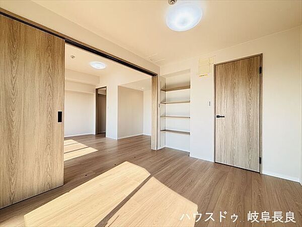 ≪5.7帖≫南向きで明るく、南側はバルコニーに繋がっているのでお布団もすぐに干せますね。