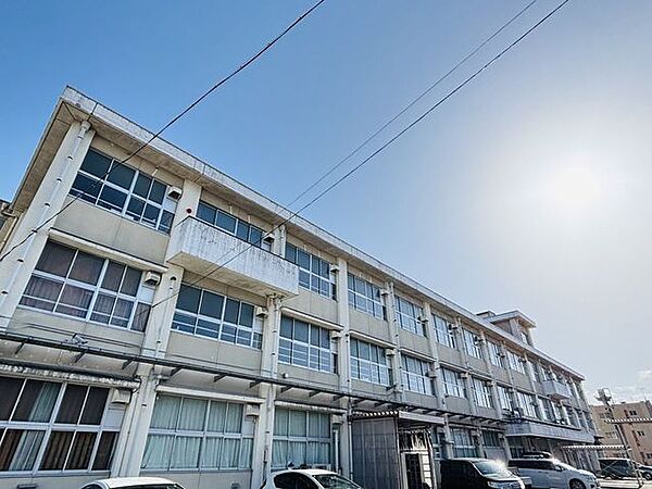 陽南中学校昭和56年開校、中規模の学校。教育目標：課題に向かって、主体的に学習に取り組む生徒「わかる」ねばり強く心身を鍛える生徒「やりきる」思いやりの心をもって、仲間と協力できる生 1130m