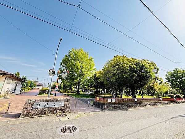 本荘公園緑が多く、池や噴水、東屋があって、季節ごとに自然を楽しめる大きな公園です。夏には本荘市民プールが開放され、多くの方が来場します。 960m