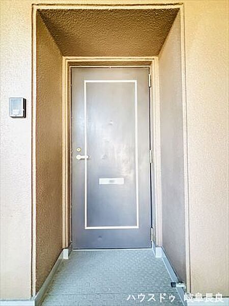 ≪外玄関≫奥まっているためプライバシーを守れて、ドアを開ける際通路の人に接触する心配がいりません。
