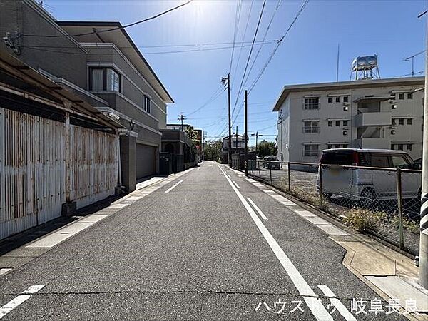 ≪西側南向き≫車がすれ違うのに十分な道幅です。車が2台と通行人も通れる幅となっています。