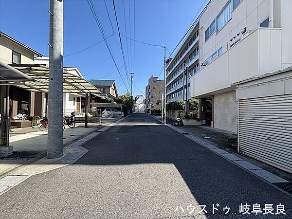 ≪北側東向き≫幅員約6mの前面道路です。車が余裕を持ってすれ違うことが出来る道幅です。