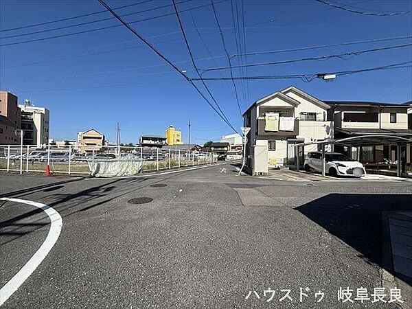 ≪西側北向き≫道路幅もゆとりがあり、角地の道路でもあるので車の出し入れは楽々です♪