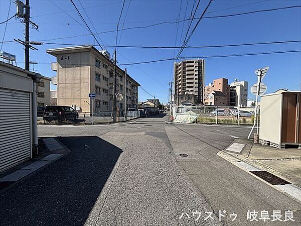 ≪北側西向き≫お子様と手を繋いで歩いている横を車が通り抜けれる道幅となっています。