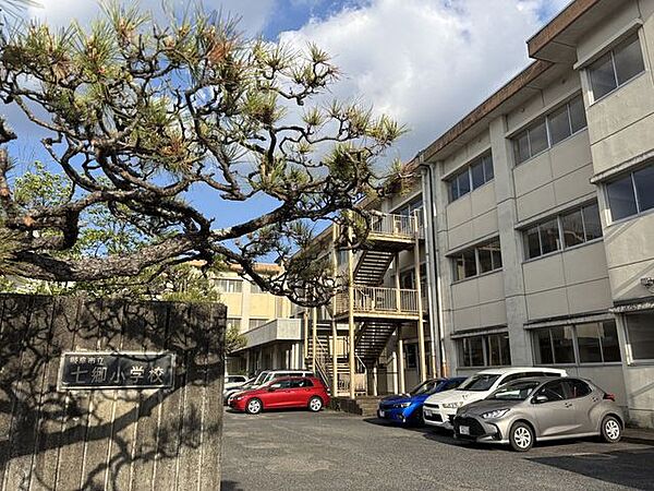 七郷小学校明治5年開校　学校教育目標心豊かで　たくましい　七郷の子　進んで学ぶ子　助け合う子　きたえる子 270m
