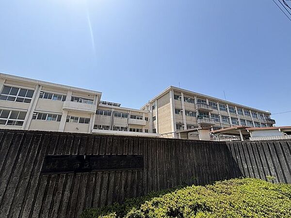 岐阜西中学校教育目標：生きぬく力を身に付けた生徒　～自律　尊重　創造～学校生活の土台：命を大切にすること　きまりを守ること　仲間にやさしくすること 1940m