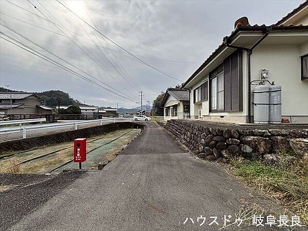 ≪東側南向き≫幅員約4mの前面道路です。普通車が1台通れる幅となります。