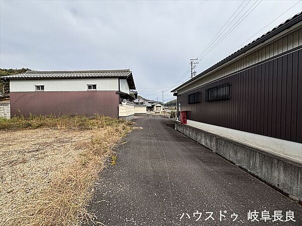 ≪東側北向き≫車がすれ違うには厳しい道幅ですが、車は速度を控えるのでお子様にも安全です。