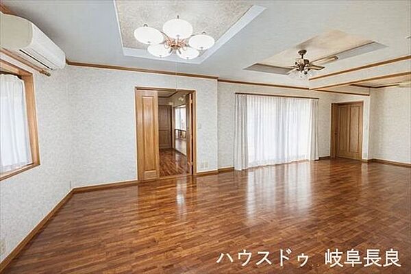※居住中につき室内をCGにてもの消しをしたものです。開放感を生み出す折上げ天井のリビングです。毎日の暮らしにゆとりと温もりを感じられる、居心地の良い空間です。