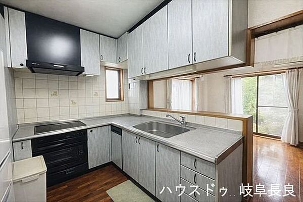 ≪1F≫※居住中につき室内をCGにてもの消しをしたものです。収納力のあるキッチンで、毎日の料理も快適。必要なものを使いやすく整理でき、家事効率もアップします。