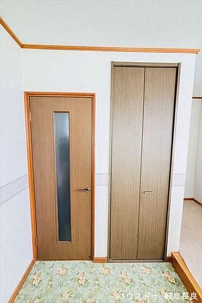 ≪2F洋室≫※居住中につき室内をCGにてもの消しをしたものです。二種類の収納があります。お部屋をすっきり広く使える便利な収納です。