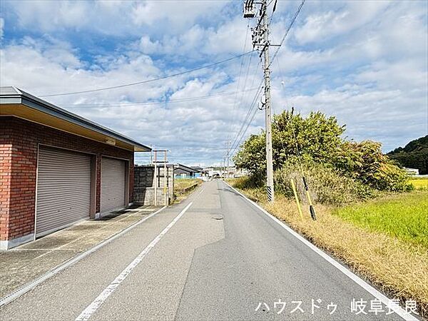 ≪南側東向き≫穏やかな住環境が魅力の立地です。前面道路の幅員や周辺環境は現地でご確認ください。