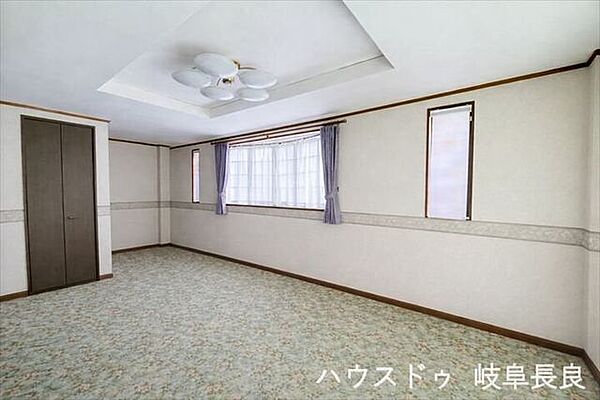 ≪2F≫※居住中につき室内をCGにてもの消しをしたものです。ゆとりを感じられる洋室。収納家具を置いても圧迫感が少なく、快適にお過ごしいただけます。