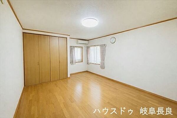 ≪1F≫※居住中につき室内をCGにてもの消しをしたものです。ゆったりとした洋室は、寝室や趣味のお部屋としても活躍。暮らしに合わせて自由にお使いいただけます。