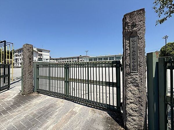 芥見小学校学校の教育目標「豊かな心で　たくましく　生きぬく子　かしこく　やさしく　たくましく」 730m