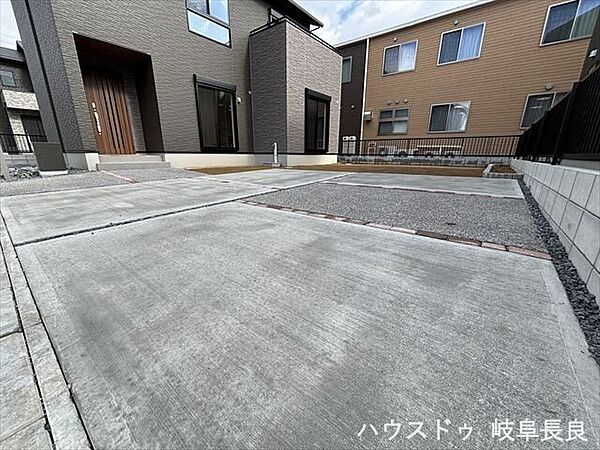 道路とフラットな駐車スペースで、車庫入れ時の段差の心配がありません。車の出し入れがスムーズで、荷物の積み下ろしも楽に行える、安全で快適な設計です。