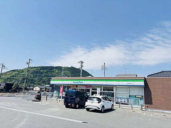 ファミリマート　岐阜粟野西店【スローガンは「Fun＆Fresh」。驚きやワクワク感を与えるべく、商品改革に取り組んでいる。（電子マネー利用可　ＡＴＭあり　ネット通販あり）Vポイントサービスあり。】…