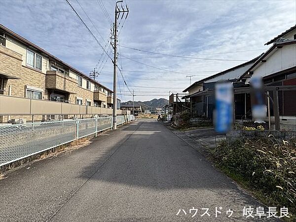 ≪北側東向き≫幅員約5mの前面道路です。車がすれ違える道幅です。車1台とベビーカーですれ違っても余裕があります。