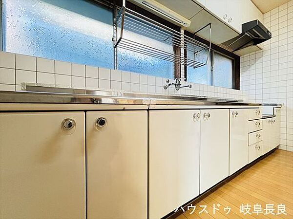 明るい陽射しが差し込む窓のあるキッチン。開放感のある空間で、毎日の料理を気持ちよく楽しめます。