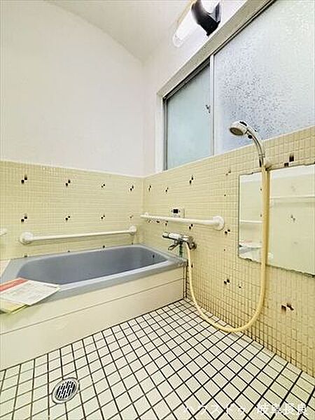 採光・換気に配慮した小窓付き浴室。明るく爽やかな空間で、一日の疲れをゆったりと癒していただけます。