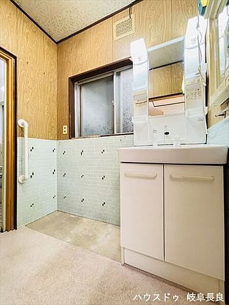 洗面台には収納もしっかりついていますので、洗剤やシャンプーなどのストックもできます。