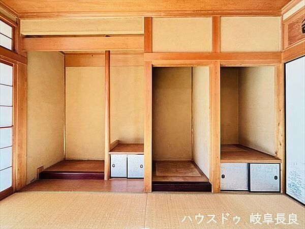 ≪1F8帖和室≫掛け軸や生け花、置物などを飾ることで、季節感や家の格を表現できますね。