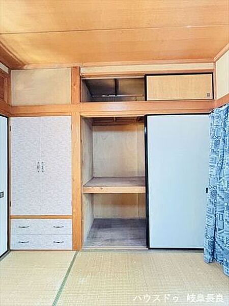 ≪1F6帖和室≫押入れ収納は奥行きがあるので、衣装ケースや突っ張り棒を使って空間を有効活用できます！