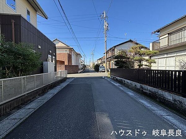 ≪南側西向き≫幅員約5mの前面道路です。2台の車がすれ違うことが出来る道幅です。