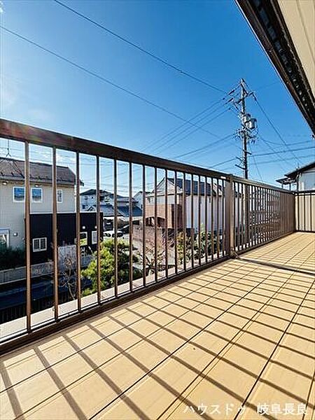 たっぷりの陽光が降り注ぐバルコニー。洗濯物や布団も気持ちよく干せる、暮らしにうれしいスペースです。