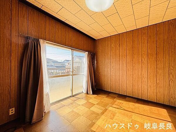 ≪2F6帖≫自然光が心地よく差し込む洋室は、毎日を快適に過ごせる落ち着きのあるプライベート空間です。