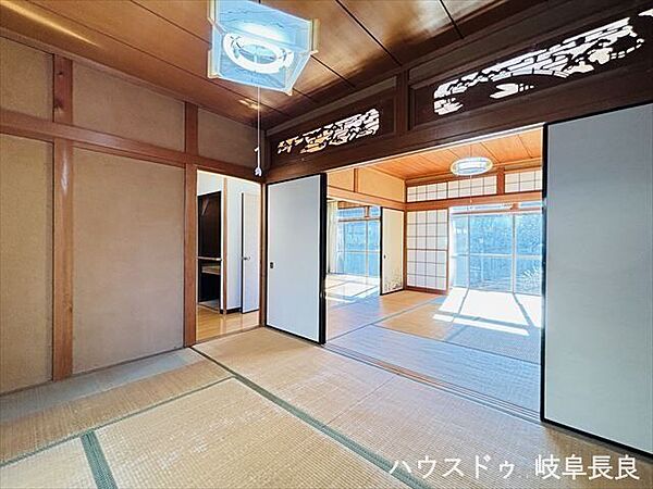 ≪1F6帖≫南側和室と隣接しており間仕切りを開放すれば広々おもてなしスペースに。