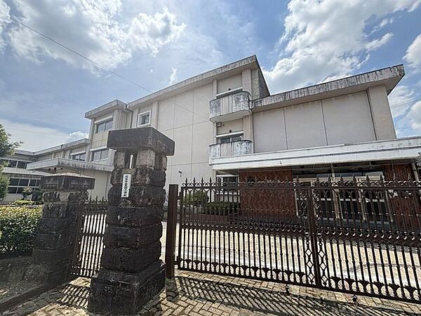 黒野小学校教育目標「しあわせな未来への可能性を拡げるたくましい児童の育成」 1220m
