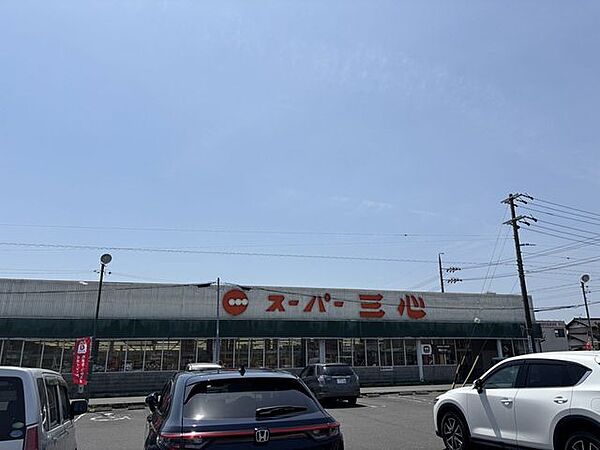 三心西郷店【営業時間/9：30～19：00　愛知・岐阜に9店舗ほどを展開する地元に寄り添うスーパーです。】 570m