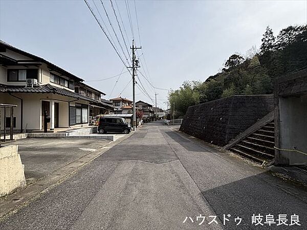 ≪南側東向き≫幅員約6mの前面道路です。車が余裕を持ってすれ違うことが出来る道幅です。